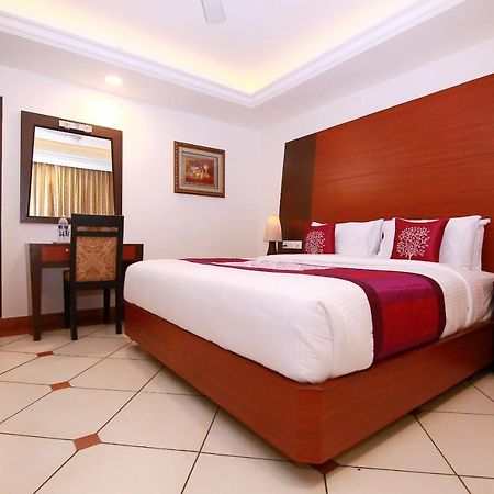 Emarald Hotel Cochin Kochi Exterior photo