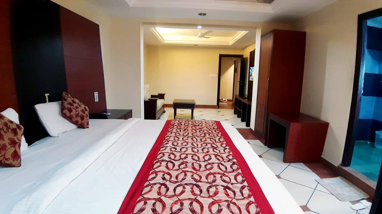 Emarald Hotel Cochin Kochi Exterior photo