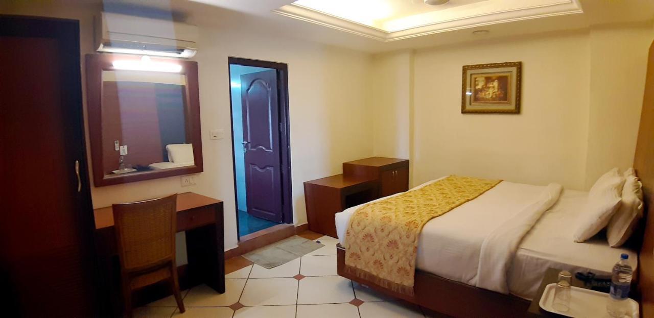 Emarald Hotel Cochin Kochi Exterior photo