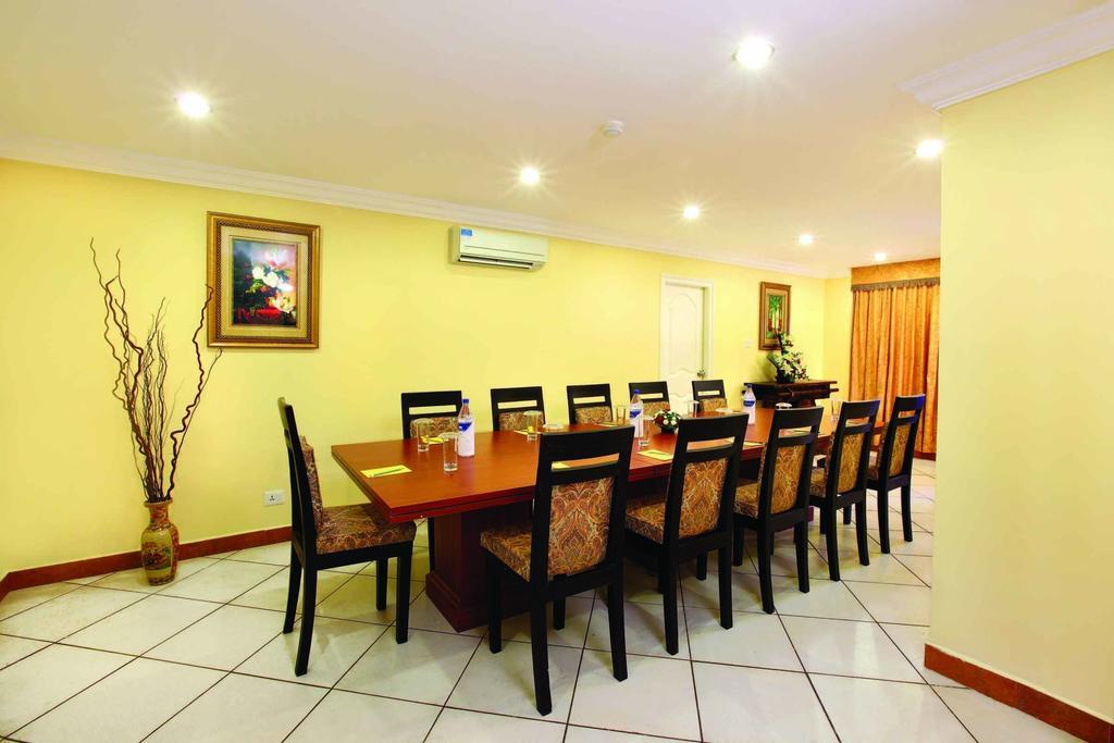 Emarald Hotel Cochin Kochi Exterior photo