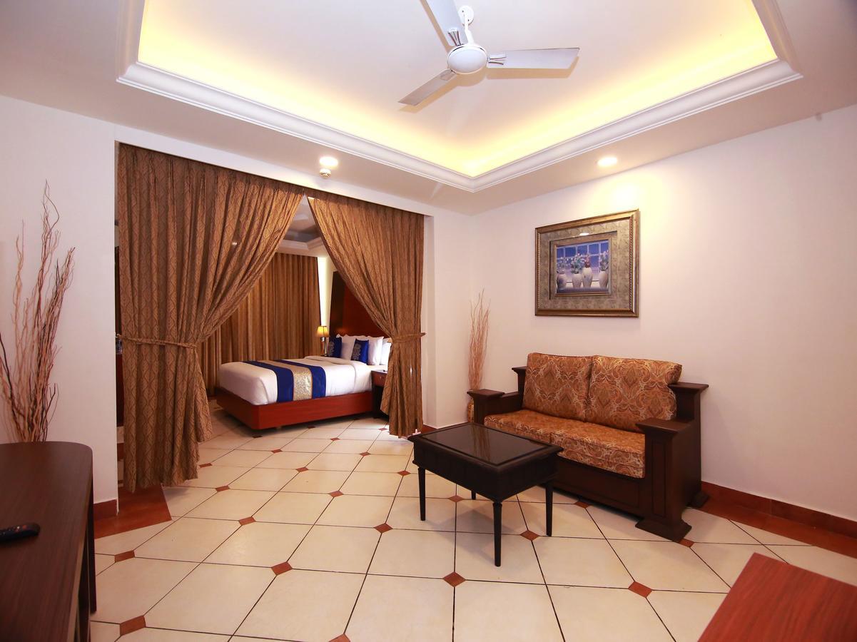 Emarald Hotel Cochin Kochi Exterior photo