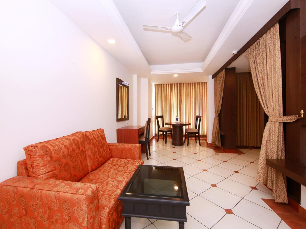 Emarald Hotel Cochin Kochi Exterior photo